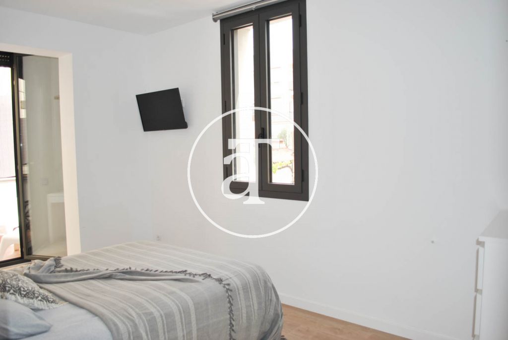 Monthly rental apartment with 3 bedrooms and terrace well communicated with Barcelona 36
