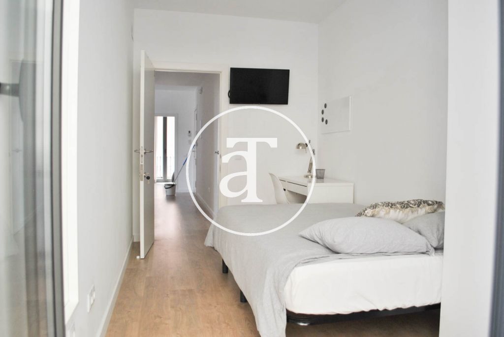 Monthly rental apartment with 3 bedrooms and terrace well communicated with Barcelona 18