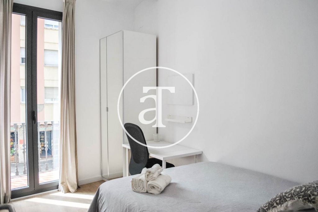 Monthly rental apartment with 3 bedrooms and terrace well communicated with Barcelona 16