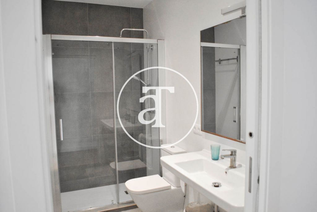 Monthly rental apartment with 3 bedrooms and terrace well communicated with Barcelona 40