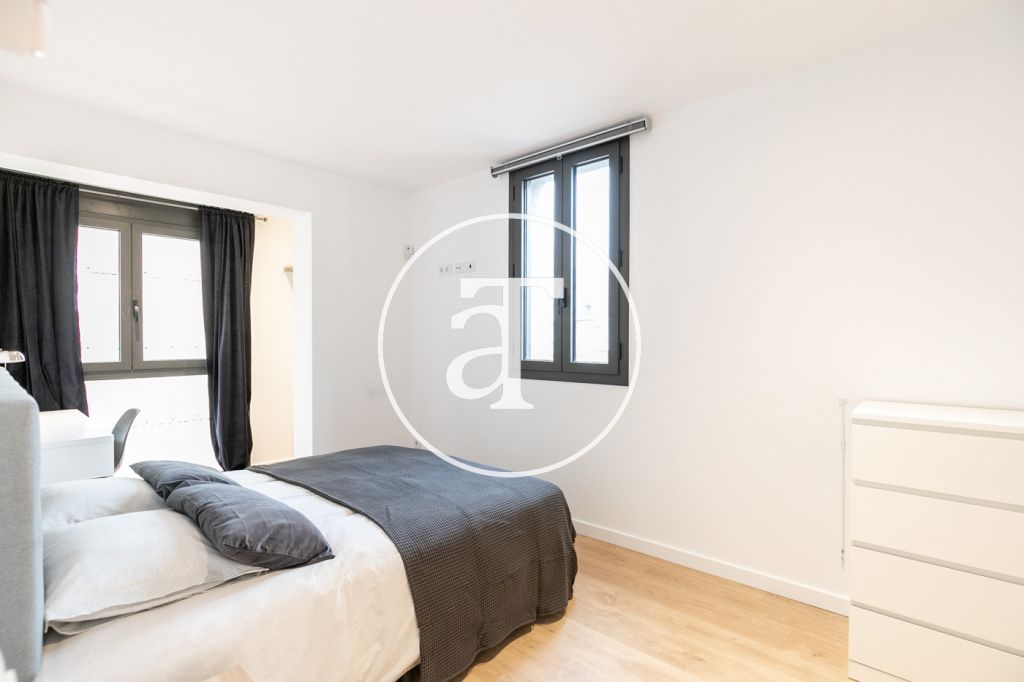 2-bedroom apartment for short-term rental, well connected to Barcelona 12