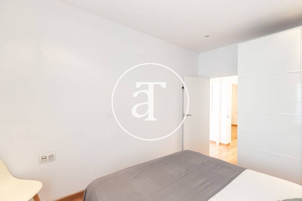 Monthly rental apartment with 2 bedrooms, study and terrace near Park Güell 30