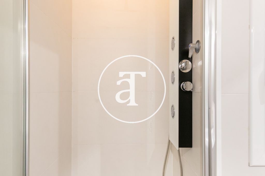 Monthly rental apartment with 2 bedrooms, study and terrace near Park Güell 32