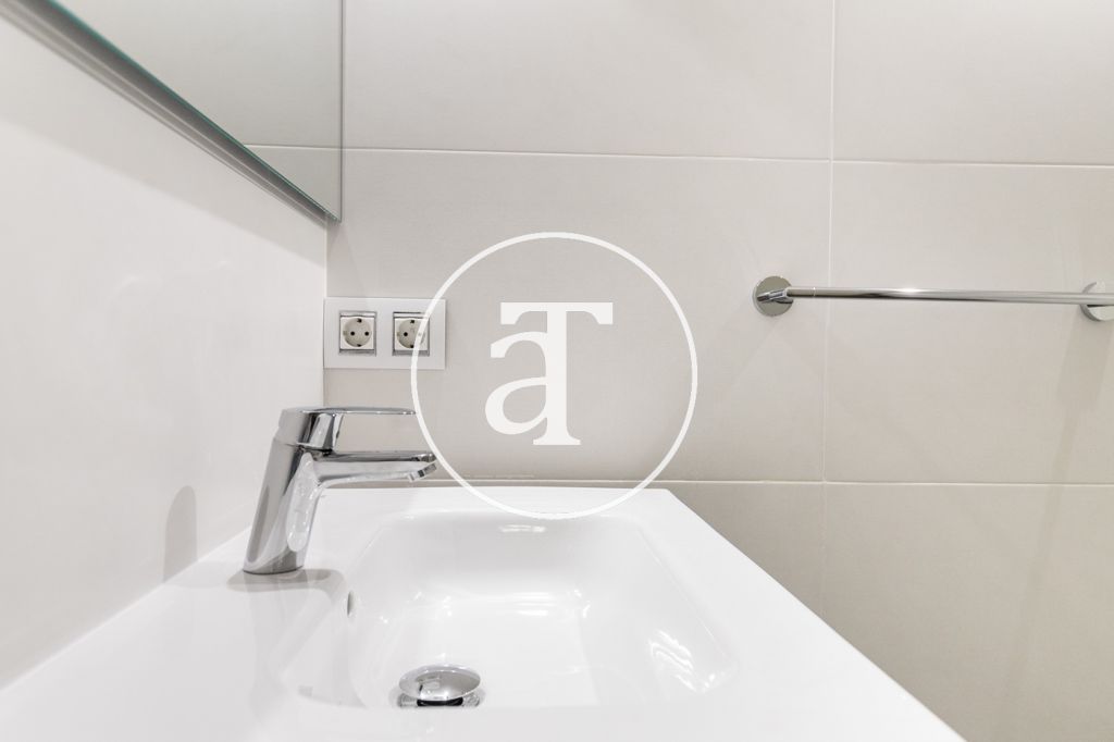 Monthly rental apartment with 2 bedrooms, study and terrace near Park Güell 33
