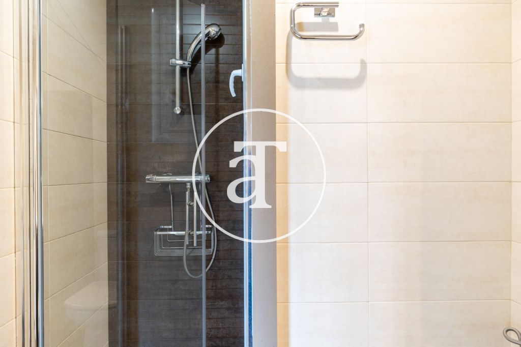 Appartement temporaire à louer avec 1 chambre et studio avec 1 salle de bain et balcon à Sant Martí 26