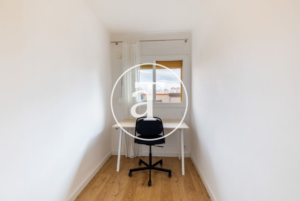 Appartement temporaire à louer avec 1 chambre et studio avec 1 salle de bain et balcon à Sant Martí 23