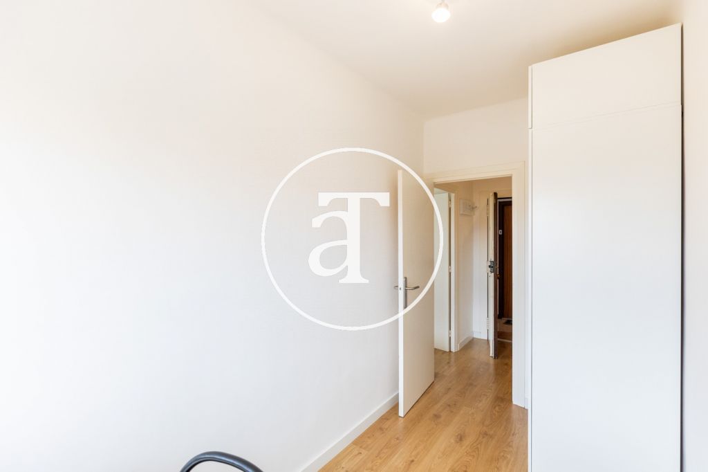 Appartement temporaire à louer avec 1 chambre et studio avec 1 salle de bain et balcon à Sant Martí 22