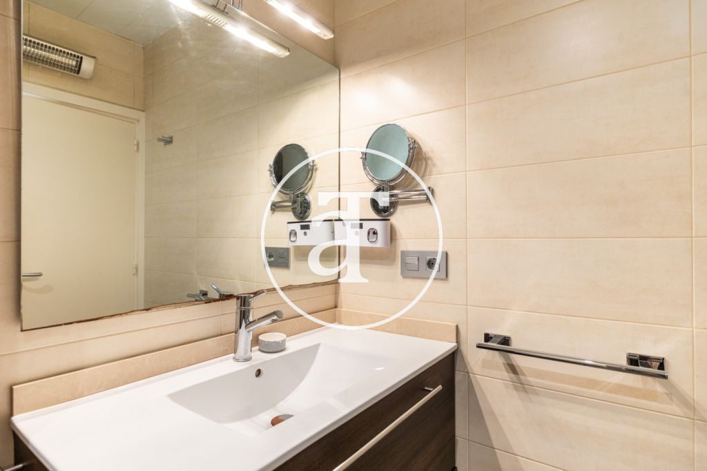 Appartement temporaire à louer avec 1 chambre et studio avec 1 salle de bain et balcon à Sant Martí 25