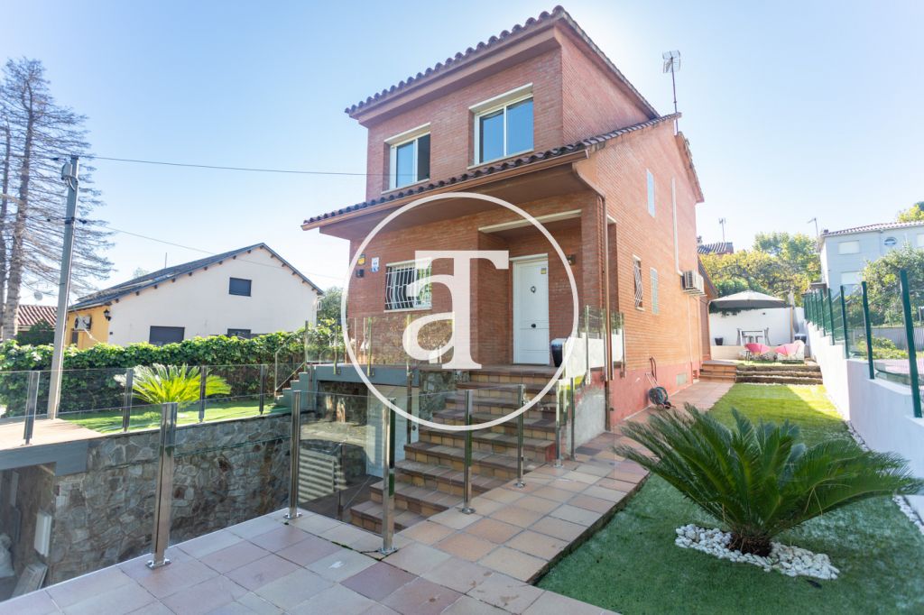 Casa de alquiler temporal de 3 habitaciones y 2 baños, terraza con amplio jardín y parking en Mira-sol, Sant Cugat del Vallès