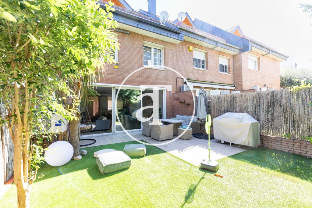 Monthly rental house with 3 bedrooms and 3 bathrooms with private garden, terrace and parking in Sant Cugat del Vallès