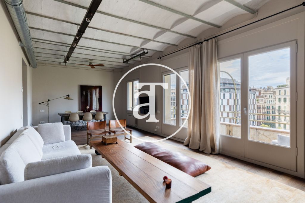 Appartement à louer temporairement avec 2 chambres, 2 salles de bains, balcon, patio intérieur et vue sur le Passeig de Gràcia