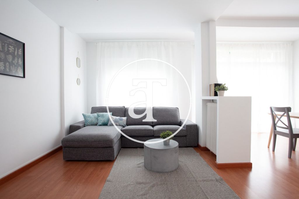 Bright, well equipped apartment for rent just steps away from Paseo de San Joan in Barcelona 2
