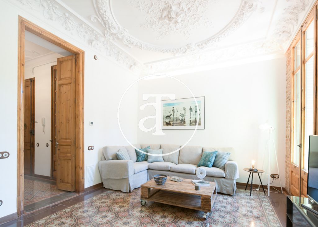 Monthly rental apartment with 3 bedrooms in a regal building in Barcelona 2
