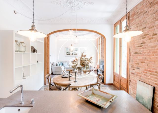 Monthly rental apartment with 3 bedrooms in a regal building in Barcelona 1