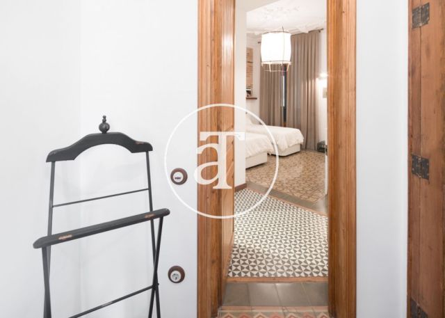 Monthly rental apartment with 3 bedrooms in a regal building in Barcelona 25
