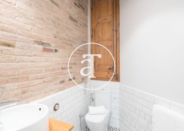 Monthly rental apartment with 3 bedrooms in a regal building in Barcelona 21