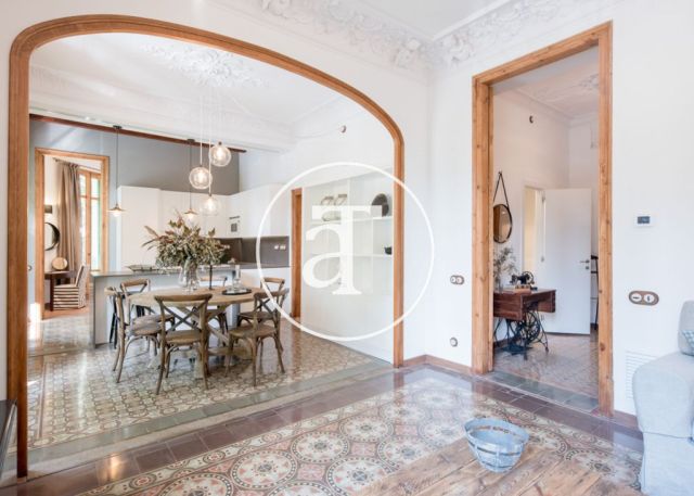 Monthly rental apartment with 3 bedrooms in a regal building in Barcelona 8