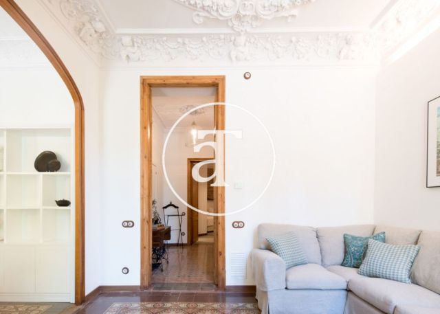 Monthly rental apartment with 3 bedrooms in a regal building in Barcelona 16