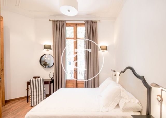 Monthly rental apartment with 3 bedrooms in a regal building in Barcelona 19