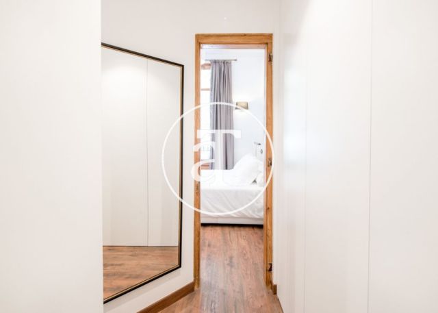 Monthly rental apartment with 3 bedrooms in a regal building in Barcelona 18