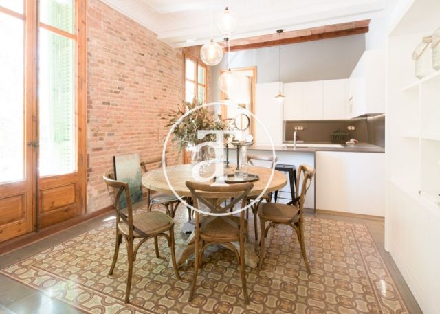 Monthly rental apartment with 3 bedrooms in a regal building in Barcelona 15