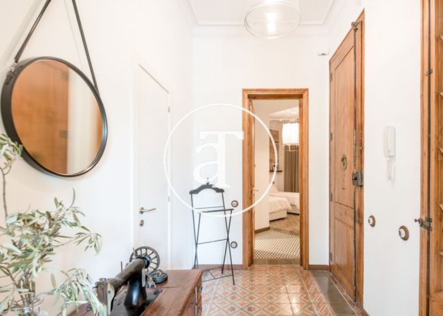 Monthly rental apartment with 3 bedrooms in a regal building in Barcelona 4