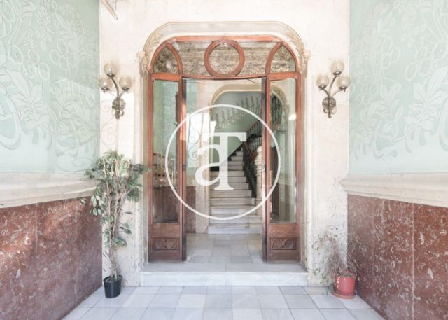 Monthly rental apartment with 3 bedrooms in a regal building in Barcelona 34