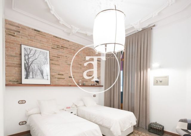 Monthly rental apartment with 3 bedrooms in a regal building in Barcelona 20