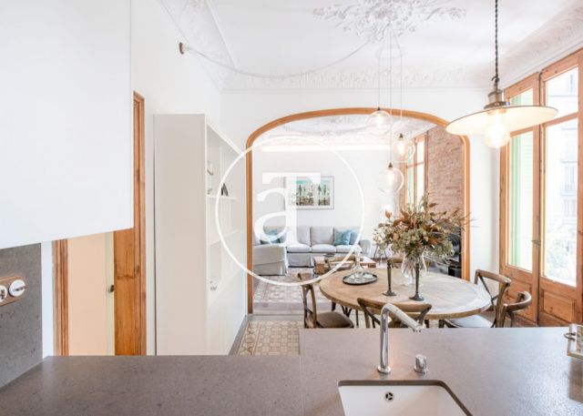 Monthly rental apartment with 3 bedrooms in a regal building in Barcelona 11