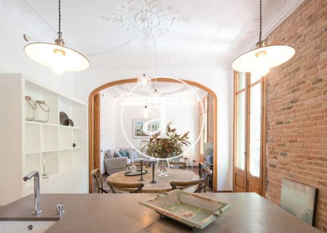 Monthly rental apartment with 3 bedrooms in a regal building in Barcelona 10