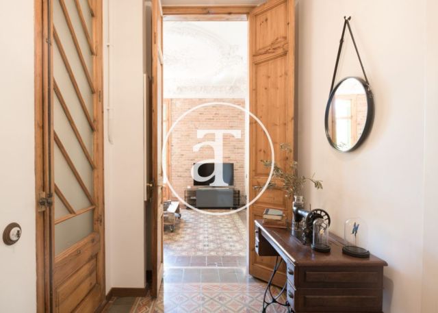 Monthly rental apartment with 3 bedrooms in a regal building in Barcelona 3