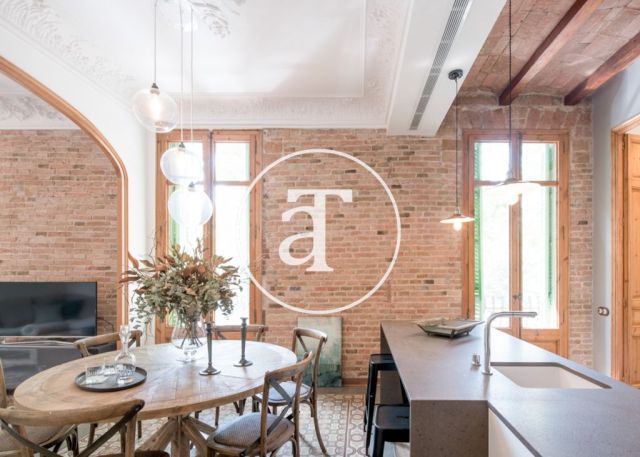 Monthly rental apartment with 3 bedrooms in a regal building in Barcelona 14