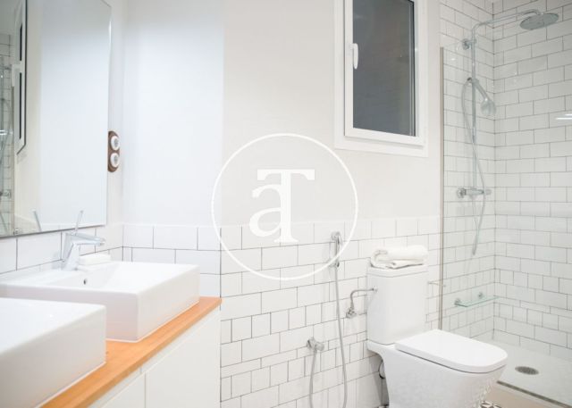 Monthly rental apartment with 3 bedrooms in a regal building in Barcelona 40