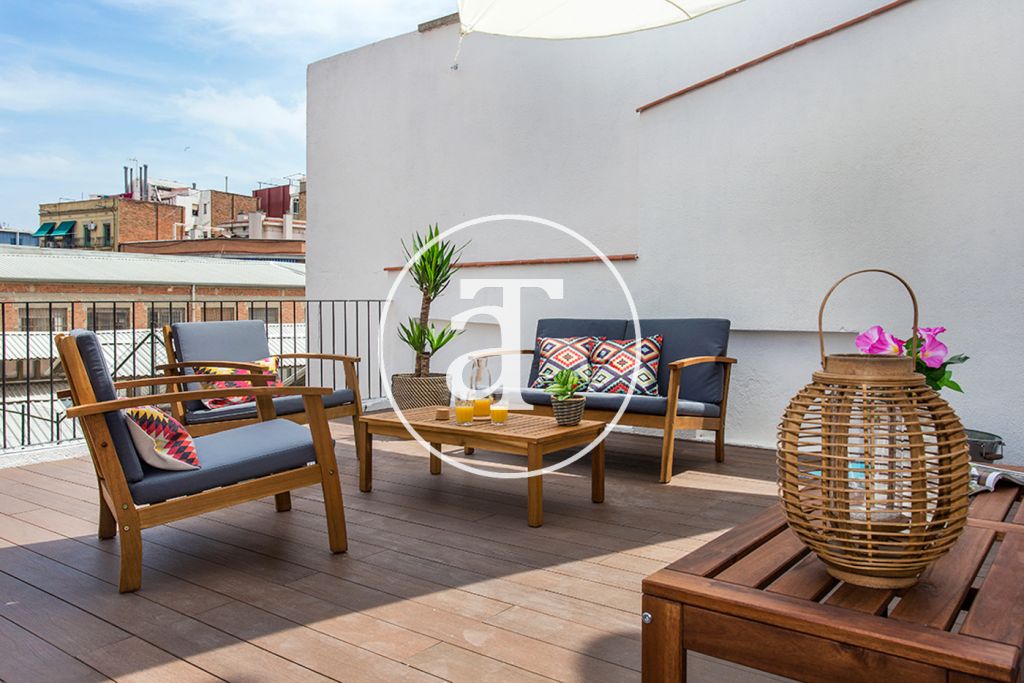Piso de alquiler temporal con amplia terraza privada en Barcelona 1