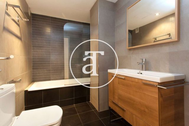 Piso de alquiler temporal con 4 habitaciones en calle Villarroel en Barcelona 21
