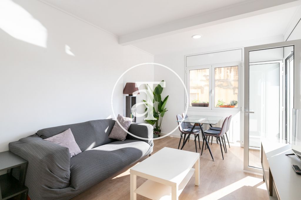 Piso de alquiler temporal con 3 habitaciones y terraza a pasos del Parque Güell