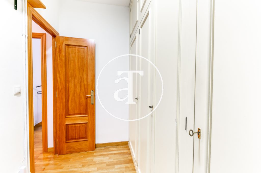Monthly rental apartment with 3 bedrooms and terrace in Gracia 27