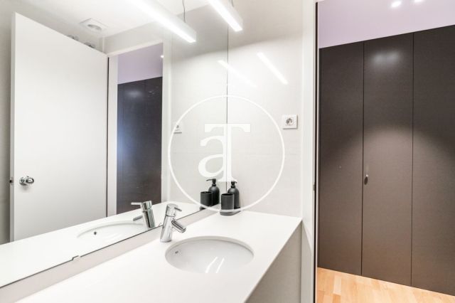 Monthly rental apartment with outdoor terrace steps from Parque Güell 28