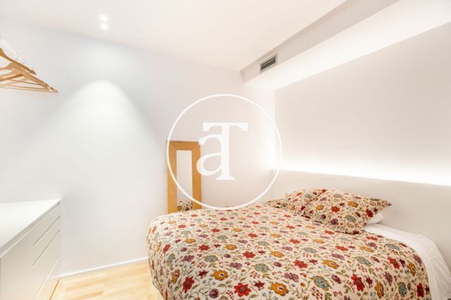 Monthly rental apartment with outdoor terrace steps from Parque Güell 25