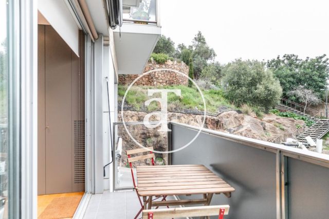 Monthly rental apartment with outdoor terrace steps from Parque Güell 13