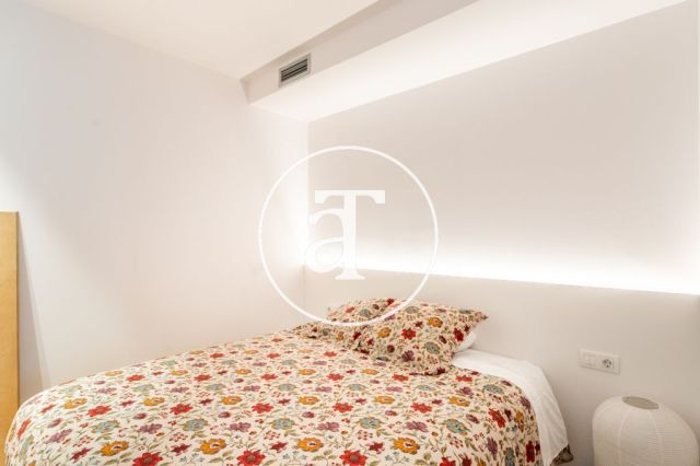 Monthly rental apartment with outdoor terrace steps from Parque Güell 23