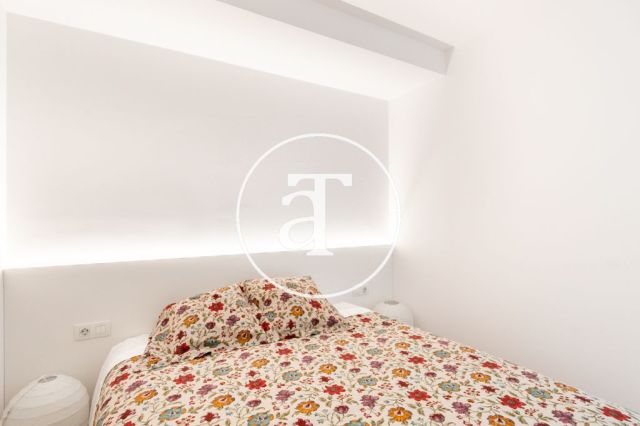 Monthly rental apartment with outdoor terrace steps from Parque Güell 24