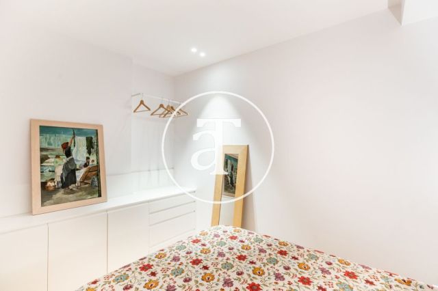Monthly rental apartment with outdoor terrace steps from Parque Güell 26