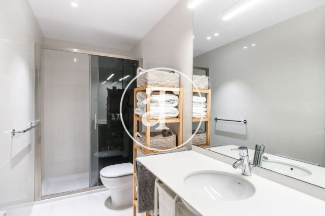 Monthly rental apartment with outdoor terrace steps from Parque Güell 27