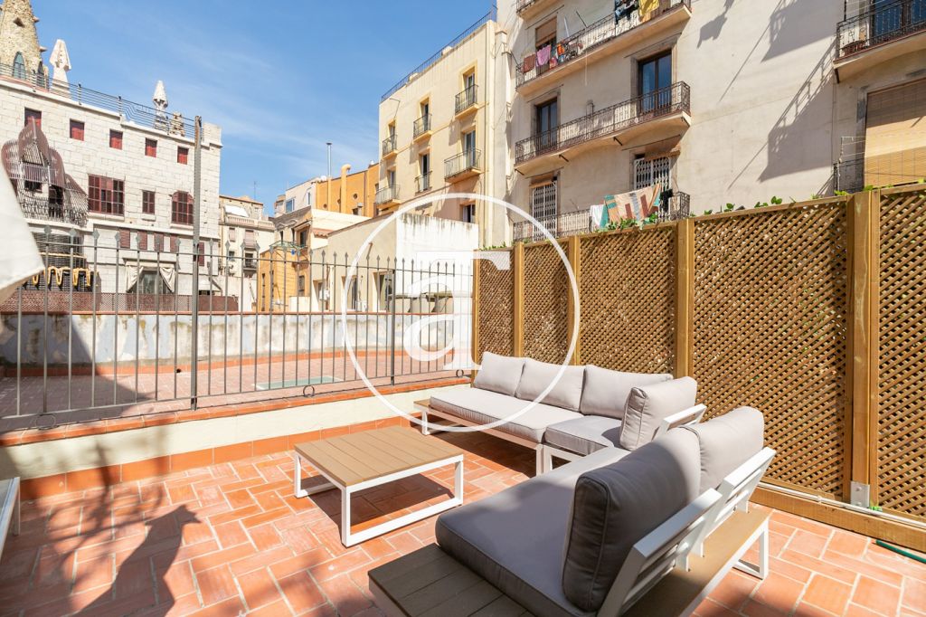 Piso de alquiler temporal con terraza privada en zona céntrica de Barcelona 1