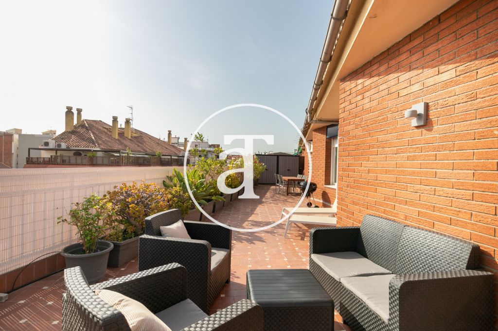 Monthly rental penthouse with 3 bedrooms and terrace steps from L'illa Diagonal