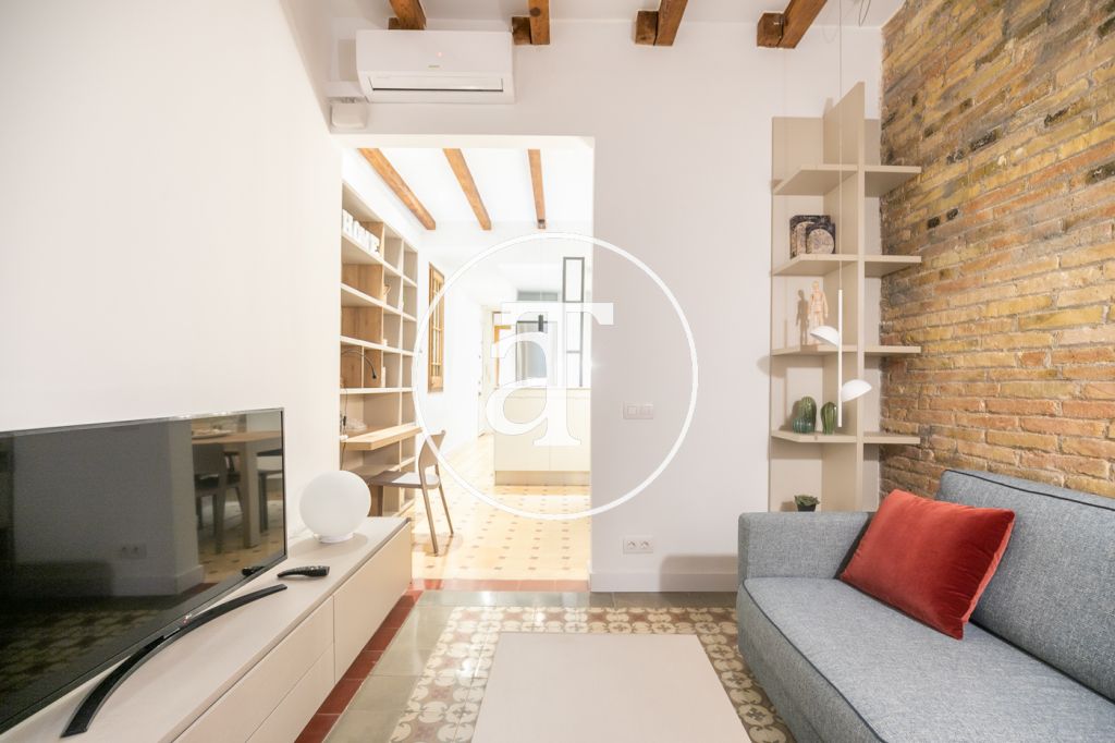 Beautiful renovated apartment just steps from the Sagrada Familia 2