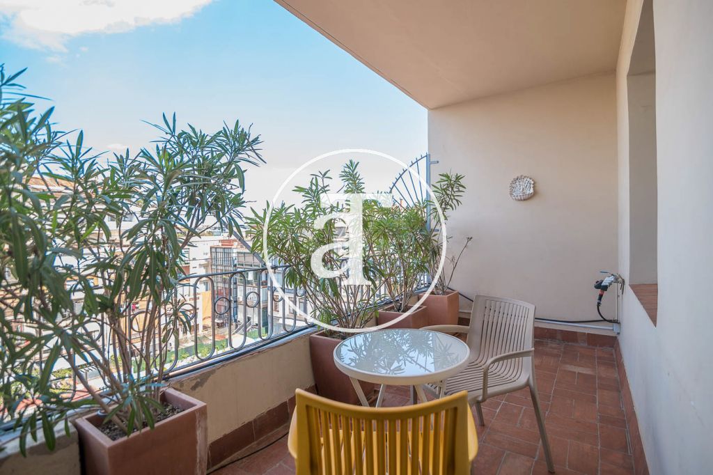 Monthly rent apartment with 3 bedrooms and terrace steps away from Plaza Catalunya