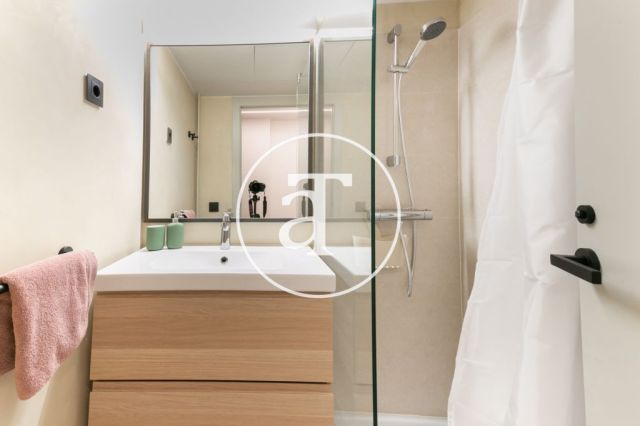 Location temporaire d'un appartement avec 3 chambres doubles à Eixample Dreta 24