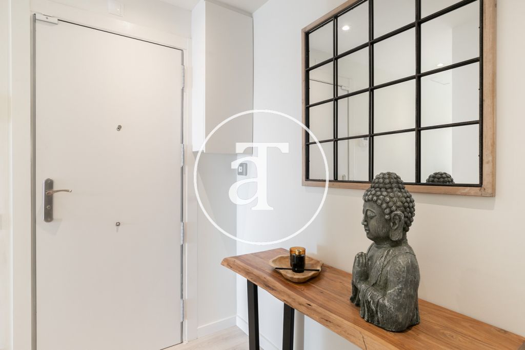 Newly renovated 4-bedroom apartment with terrace steps from Sants Station 2